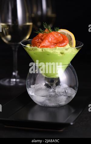 Le goût est une combinaison de pulpe d'avocat avec une texture délicate de crème de fromage doux et de saumon, avec l'ajout d'aneth et une tranche de citron. Service Banque D'Images