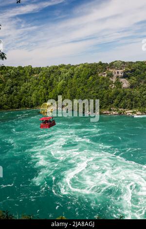 Niagara Falls Whirlpool Rapids Aero Trolley car au-dessus du bain à remous des eaux agitées de la rivière Niagara, Niagara Falls, Ontario, Canada Banque D'Images