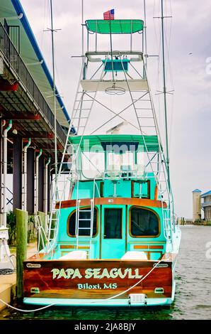 Un yacht est amarré à l'extérieur du restaurant McElroy Harbour House, le 11 mai 2022, à Biloxi, Mississippi. Banque D'Images