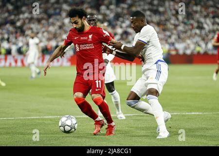 Paris, France. 28th mai 2022. PARIS - (lr) Mo Salah du FC Liverpool, David Alaba du Real Madrid lors du match final de la Ligue des champions de l'UEFA entre le FC Liverpool et le Real Madrid au Stade de Franc le 28 mai 2022 à Paris, France. ANP | HAUTEUR NÉERLANDAISE | MAURICE VAN STONE crédit : ANP/Alay Live News Banque D'Images