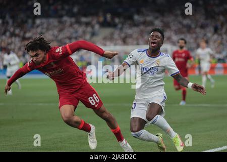 PARIS, FRANCE. MAI 28th Trent Alexander-Arnold de Liverpool détient Vinícius Júnior du Real Madrid lors de la finale de la Ligue des champions de l'UEFA entre Liverpool et Real Madrid au Stade de France, Paris, le samedi 28th mai 2022. (Credit: Pat Scaasi | MI News) Credit: MI News & Sport /Alay Live News Banque D'Images