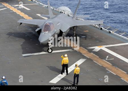 220527-XN177-1029 OCÉAN PACIFIQUE (le 27 mai 2022) – un F-35B Lightning II affecté à l'escadron d'attaque de chasseurs maritimes (VMFA) 121 taxis traversant le pont de vol du transporteur d'assaut amphibie USS Tripoli (LHA 7), le 27 mai 2022. Tripoli effectue des opérations de routine dans la flotte américaine 7th. (É.-U. Photo de la marine par le spécialiste des communications de masse 1st classe Peter Burghart) Banque D'Images