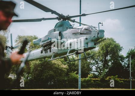 Un hélicoptère AH-1W Super Cobra du corps des Marines des États-Unis se prépare à atterrir pour la Fleet week New York 2022 à Lincoln Park, New Jersey, le 26 mai 2022. La Fleet week New York a lieu presque chaque année depuis 1984 pour célébrer les services maritimes du pays et mettre en valeur leurs capacités innovantes, tout en offrant aux citoyens de New York et de la région de l’État environnant l’occasion de rencontrer des marins, des Marines et des gardes-côtes. (É.-U. Photo du corps marin par Cpl. Kameron Herndon) Banque D'Images