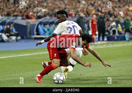 Paris, France. 28th mai 2022. PARIS - (lr) Vinicius Junior du Real Madrid, Mo Salah du FC Liverpool lors du match final de l'UEFA Champions League entre le FC Liverpool et le Real Madrid au Stade de Franc le 28 mai 2022 à Paris, France. ANP | HAUTEUR NÉERLANDAISE | MAURICE VAN STONE crédit : ANP/Alay Live News Banque D'Images