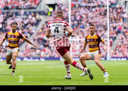 LONDRES, ROYAUME-UNI. 28th, mai 2022. Iain Thornley of Wigan Warriors (au centre) est abordé lors de la finale de la coupe du défi Betfred - Wigan Warriors vs Huddersfield Giants au stade Tottenham Hotspur le samedi 28 mai 2022. LONDRES, ANGLETERRE. Credit: Taka G Wu/Alay Live News Banque D'Images