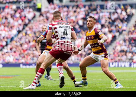 LONDRES, ROYAUME-UNI. 28th, mai 2022. Iain Thornley of Wigan Warriors (au centre) est abordé lors de la finale de la coupe du défi Betfred - Wigan Warriors vs Huddersfield Giants au stade Tottenham Hotspur le samedi 28 mai 2022. LONDRES, ANGLETERRE. Credit: Taka G Wu/Alay Live News Banque D'Images