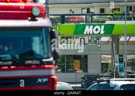 Bucarest, Roumanie - 20 mai 2022 : une station-service MOL est vue à Bucarest cette image est à usage éditorial seulement. Banque D'Images