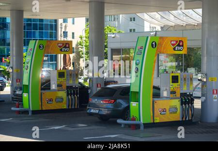 Bucarest, Roumanie - 20 mai 2022 : une station-service MOL est vue à Bucarest cette image est à usage éditorial seulement. Banque D'Images