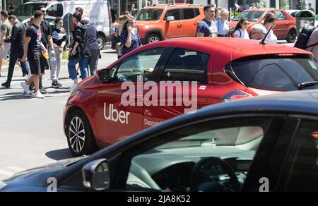 Bucarest, Roumanie - 20 mai 2022 : une voiture portant le logo Uber est vue dans la circulation dans une rue de Bucarest. Banque D'Images