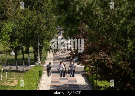 Bucarest, Roumanie - 20 mai 2022 : le parc universitaire de l'Université polytechnique de Bucarest. Banque D'Images