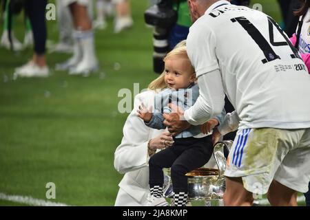 PARIS, FRANCE. MAI 28th Daniel Carvajal du Real Madrid fête après la finale de la Ligue des champions de l'UEFA entre Liverpool et Real Madrid au Stade de France, Paris, le samedi 28th mai 2022. (Credit: Pat Scaasi | MI News) Credit: MI News & Sport /Alay Live News Banque D'Images