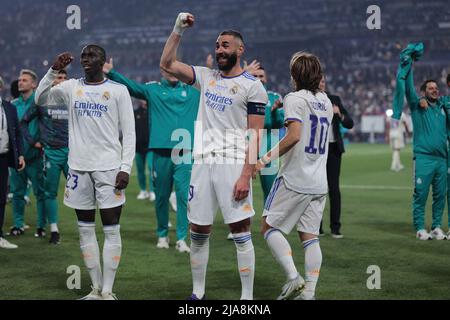 PARIS, FRANCE. MAI 28th Karim Benzema de Real Madrid fête après la finale de la Ligue des champions de l'UEFA entre Liverpool et Real Madrid au Stade de France, Paris, le samedi 28th mai 2022. (Credit: Pat Scaasi | MI News) Credit: MI News & Sport /Alay Live News Banque D'Images