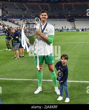 Saint Denis, France. 29th mai 2022. Thibaut courtois du Real Madrid en photo en célébrant avec 2 enfants après avoir remporté le titre des Champions après un match de football entre le Liverpool football Club et le Real Madrid CF lors de la finale de la Ligue des Champions de l'UEFA 2021 - 2022 au stade de France à Paris, samedi 28 mai 2022 à Paris, France . PHOTO SPORTPIX | DAVID CATRY DAVID CATRY crédit: SPP Sport Press photo. /Alamy Live News Banque D'Images