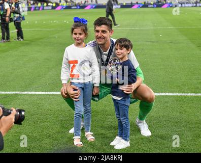 Saint Denis, France. 29th mai 2022. Thibaut courtois du Real Madrid en photo en célébrant avec 2 enfants après avoir remporté le titre des Champions après un match de football entre le Liverpool football Club et le Real Madrid CF lors de la finale de la Ligue des Champions de l'UEFA 2021 - 2022 au stade de France à Paris, samedi 28 mai 2022 à Paris, France . PHOTO SPORTPIX | DAVID CATRY DAVID CATRY crédit: SPP Sport Press photo. /Alamy Live News Banque D'Images