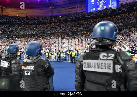 Saint Denis, France. 29th mai 2022. Fans et supporters du Real Madrid photographiés avec la police et la gendarmerie françaises, célébrant après avoir remporté le titre des champions après un match de football entre le Liverpool football Club et le Real Madrid CF lors de la finale 2021 - 2022 de la Ligue des champions de l'UEFA au stade de France à Paris, le samedi 28 mai 2022 à Paris, France . PHOTO SPORTPIX | DAVID CATRY DAVID CATRY crédit: SPP Sport Press photo. /Alamy Live News Banque D'Images
