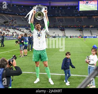Saint Denis, France. 29th mai 2022. Thibaut courtois du Real Madrid en photo en célébrant avec 2 enfants après avoir remporté le titre des Champions après un match de football entre le Liverpool football Club et le Real Madrid CF lors de la finale de la Ligue des Champions de l'UEFA 2021 - 2022 au stade de France à Paris, samedi 28 mai 2022 à Paris, France . PHOTO SPORTPIX | DAVID CATRY DAVID CATRY crédit: SPP Sport Press photo. /Alamy Live News Banque D'Images