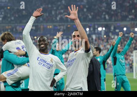 Paris, France. 28th mai 2022. Ferland Mendy et Karim Benzema du Real Madrid célèbrent à la fin du match de football final de la Ligue des Champions 2021/2022 entre Liverpool et Real Madrid au Stade de France à Saint Denis - Paris (France), le 28th mai 2022. Photo Cesare Purini/Insidefoto crédit: Insidefoto srl/Alay Live News crédit: Insidefoto srl/Alay Live News Banque D'Images