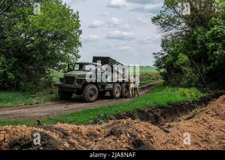 Un lance-roquettes multiple soviétique bm-21, connu sous le nom de Grad, sort d'une cachette. La ville de Bakhmut, appelée Artemivsk de 1924 à 2016, est le centre administratif du district de Bakhmut et est située dans la région de Donetsk. Situé sur la rivière Bakhmutka, affluent de la rivière Donets, compte environ 80,000 habitants. Au cours des dernières semaines ont subi plusieurs attaques et des bombardements de l'armée russe, la majorité de la population a quitté la ville, la ligne de front est à seulement 8 km. Banque D'Images