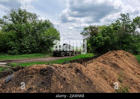 Bakhmut, Ukraine. 26th mai 2022. Un lance-roquettes multiple soviétique bm-21, connu sous le nom de Grad, sort d'une cachette. La ville de Bakhmut, appelée Artemivsk de 1924 à 2016, est le centre administratif du district de Bakhmut et est située dans la région de Donetsk. Situé sur la rivière Bakhmutka, affluent de la rivière Donets, compte environ 80,000 habitants. Au cours des dernières semaines ont subi plusieurs attaques et des bombardements de l'armée russe, la majorité de la population a quitté la ville, la ligne de front est à seulement 8 km. (Photo de Rick Mave/SOPA Images/Sipa USA) crédit: SIPA USA/Alay Live News Banque D'Images