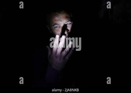 Bakhmut, Ukraine. 26th mai 2022. Un homme vu dans un bunker où il dort la nuit. La ville de Bakhmut, appelée Artemivsk de 1924 à 2016, est le centre administratif du district de Bakhmut et est située dans la région de Donetsk. Situé sur la rivière Bakhmutka, affluent de la rivière Donets, compte environ 80,000 habitants. Au cours des dernières semaines ont subi plusieurs attaques et des bombardements de l'armée russe, la majorité de la population a quitté la ville, la ligne de front est à seulement 8 km. (Photo de Rick Mave/SOPA Images/Sipa USA) crédit: SIPA USA/Alay Live News Banque D'Images