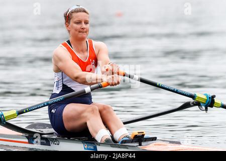 BELGRADE, SERBIE - 28 MAI : Karien Robbers, des pays-Bas, participe à la finale C des Sculs uniques des femmes lors de la coupe d'aviron mondiale au lac Sava le 28 mai 2022 à Belgrade, Serbie (photo de Nikola Krstic/Orange Pictures) Banque D'Images