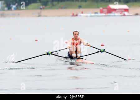 BELGRADE, SERBIE - 28 MAI : Karien Robbers, des pays-Bas, participe à la finale C des Sculs uniques des femmes lors de la coupe d'aviron mondiale au lac Sava le 28 mai 2022 à Belgrade, Serbie (photo de Nikola Krstic/Orange Pictures) Banque D'Images