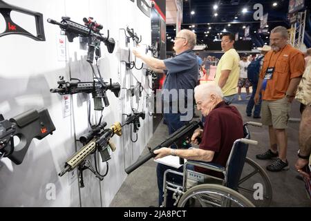 Houston, Texas États-Unis, 28th mai 2022 : les amateurs d'armes à feu achètent des armes à feu, des munitions et des produits de plein air au stand de HK au salon professionnel de la National Rifle Association (NRA). Les expositions couvrent près de 14 hectares à l'intérieur du centre de congrès George R. Brown. Crédit : Bob Daemmrich/Alay Live News Banque D'Images