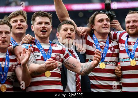 Huddersfield, Royaume-Uni. 28th mai 2022. Matt Peet, entraîneur de Wigan, et l'équipe de Wigan célèbrent leur victoire à la coupe du défi lors du match de Super League entre Huddersfield Giants et Wigan Warriors au stade John Smiths, à Huddersfield, en Angleterre, le 12 mai 2022. Photo de Simon Hall. Utilisation éditoriale uniquement, licence requise pour une utilisation commerciale. Aucune utilisation dans les Paris, les jeux ou les publications d'un seul club/ligue/joueur. Crédit : UK Sports pics Ltd/Alay Live News Banque D'Images