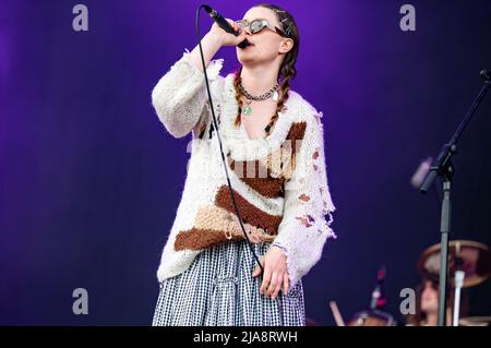 Warrington, Royaume-Uni. 28th mai 2022. Rhian Teasdale et Hester Chambersof le groupe Wet Leg se produire sur la scène principale au Festival du week-end de Warrington NBHD 2022 crédit: Gary Mather/Alamy Live News Banque D'Images