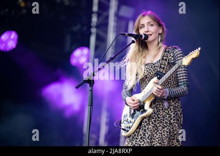 Warrington, Royaume-Uni. 28th mai 2022. Rhian Teasdale et Hester Chambersof le groupe Wet Leg se produire sur la scène principale au Festival du week-end de Warrington NBHD 2022 crédit: Gary Mather/Alamy Live News Banque D'Images