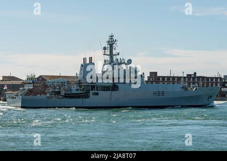 Le navire d'arpentage hydrographique de la Royal Navy HMS Enterprise (H88) approche de Portsmouth (Royaume-Uni) le 19th mai 2022. Banque D'Images