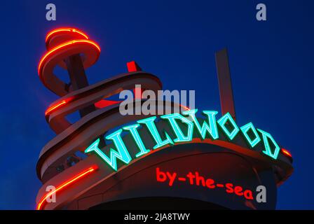 Un panneau lumineux, curving, au crépuscule accueille les visiteurs à Wildwood, sur la côte de Jersey. Banque D'Images