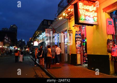 La vie nocturne sur Bourbon Street dans le quartier français de la Nouvelle-Orléans Banque D'Images