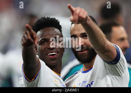 Paris, France. 28th mai 2022. Karim Benzema (R) du Real Madrid célèbre la victoire avec Vinicius Junior après le match final de la Ligue des Chamiopns de l'UEFA entre Real Madrid et Liverpool, à Paris, en France, le 28 mai 2022. Credit: Meng Dingbo/Xinhua/Alay Live News Banque D'Images