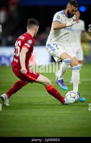 Paris, France. 28th mai 2022. Karim Benzema (R) du Real Madrid rivalise avec Andrew Robertson de Liverpool lors du match final de la Ligue des Chamiopns de l'UEFA entre Real Madrid et Liverpool, à Paris, en France, le 28 mai 2022. Credit: Meng Dingbo/Xinhua/Alay Live News Banque D'Images