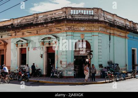 La vie quotidienne, les gens locaux devant un coin de barbershop dans un bâtiment colonial espagnol à Grenade, Nicaragua Banque D'Images