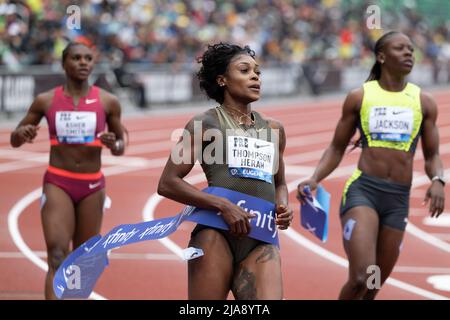 Eugene, Oregon, États-Unis. 28th mai 2022. ELAINE THOMPSON-HERAH, de Jamaïque, remporte l'événement féminin 100M lors de la Prefontaine Classic à Hayward Field, à Eugene, en Oregon. Le temps de Thompson-Herah était 10,79 (image de crédit: © Brian Branch Price/ZUMA Press Wire) Banque D'Images