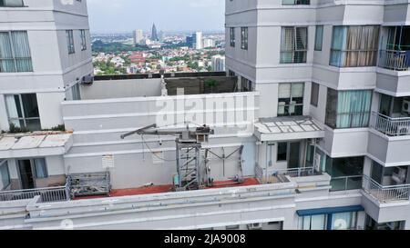 Système de maintenance de la façade du bâtiment. Sur le toit. Grue pour le nettoyage des fenêtres sur le toit d'un gratte-ciel Banque D'Images