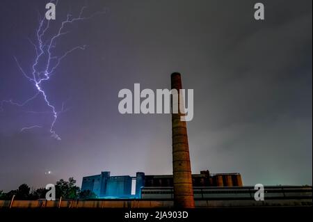 Negotino. 28th mai 2022. La photo d'exposition de longue date prise le 28 mai 2022 montre la foudre au-dessus de Skopje dans le Nord de la Macédoine. Crédit : Tomislav Georgiev/Xinhua/Alay Live News Banque D'Images