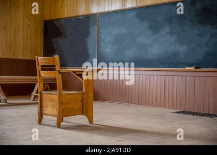 Un seul bureau en bois dans une école rurale abandonnée d'une pièce dans les Prairies, en Saskatchewan Banque D'Images