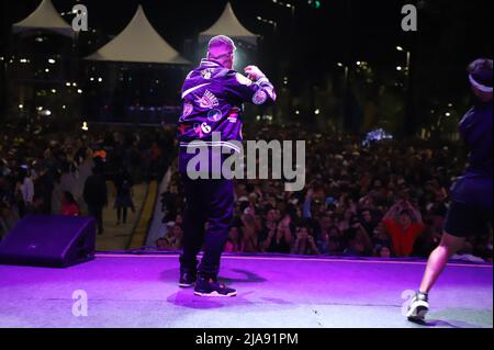 Sao Paulo, Sao Paulo, Brésil. 28th mai 2022. (INT) spectacle du chanteur MC Kevinho sur la scène de Vale do Anhangabau pendant la Virada Cultural de Sao Paulo. 28 mai 2022, Sao Paulo, Brésil: Le spectacle du chanteur Kevinho rend hommage à la chanteuse Marilia Mendonca, tuée dans un accident d'avion, sur la scène établie à Vale do Anhangabau, à Sao Paulo, pendant la Virada Cultural (tournant culturel), samedi (28). L'événement revient à sa capitale après deux années d'interruption en raison de la pandémie de Covid-19. (Credit image: © Leco Viana/TheNEWS2 via ZUMA Press Wire) Banque D'Images