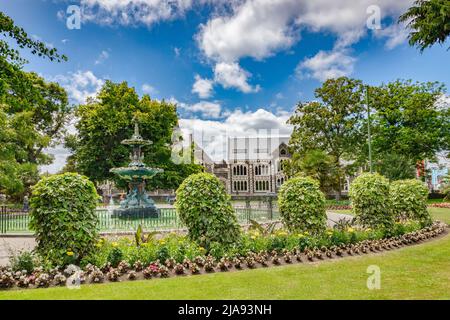 8 janvier 2019 : Christchurch, Nouvelle-Zélande - les jardins botaniques, avec la fontaine de Peacock et les bâtiments du Centre des arts de Christchurch. Banque D'Images