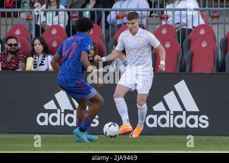 Toronto, Ontario, Canada. 28th mai 2022. Chris Mueller (8) et Kosi Thompson (47) en action pendant le match de la MLS entre le Toronto FC et le Chicago Fire FC. Le match s'est terminé en 3-2 pour Toronto FC. (Image de crédit : © Angel Marchini/ZUMA Press Wire) Banque D'Images