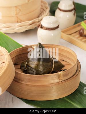 Boulettes chinoises de riz, Zongzi Bacang habituellement pris pendant l'occasion du Festival de bateau-dragon de Duanwu. Riz enveloppé de feuilles de bambou Banque D'Images