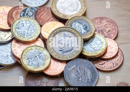 Les pièces sont empilées sur une table en bois. Concept de prêt, échelle de propriété, financier, hypothécaire, investissement immobilier, taxes et bonus. Banque D'Images