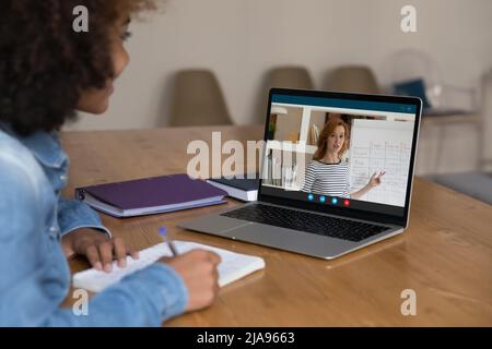 Heureuse positive africaine étudiante fille étudiant l'anglais langue étrangère Banque D'Images