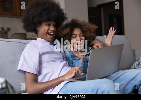 Joyeux adolescent Noir couple regardant à l'écran d'ordinateur portable Banque D'Images