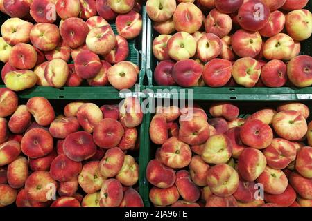 Platt pêche, assiette pêche - Prunus persica en boîtes à vendre Banque D'Images