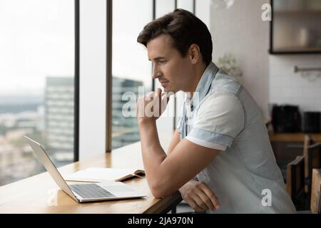 Séminaire en ligne sérieux et réfléchi pour les adultes qui regardent les formations Banque D'Images