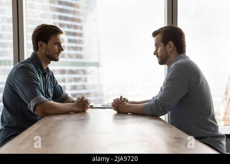 Deux hommes d'affaires en concurrence pour le leadership, se réunissent au pouvoir Banque D'Images